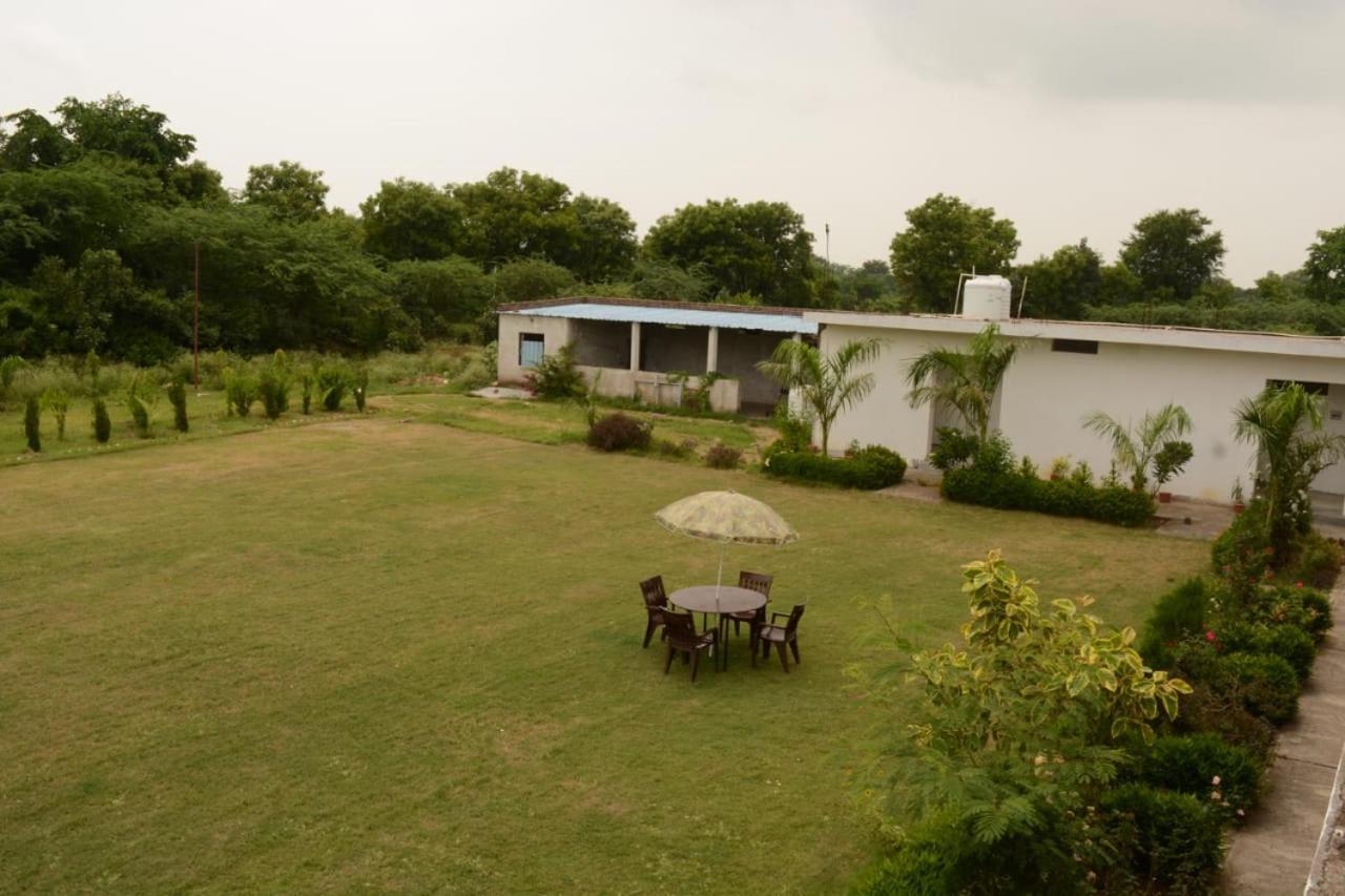 Hotel Radha Rani Mahal Khajuraho Bagian luar foto