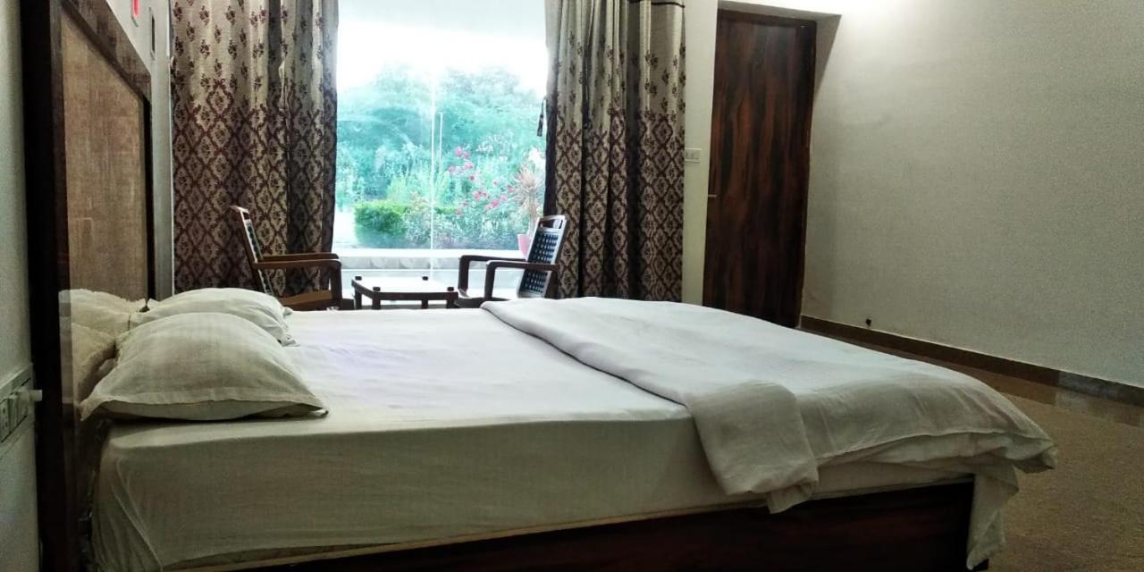 Hotel Radha Rani Mahal Khajuraho Bagian luar foto