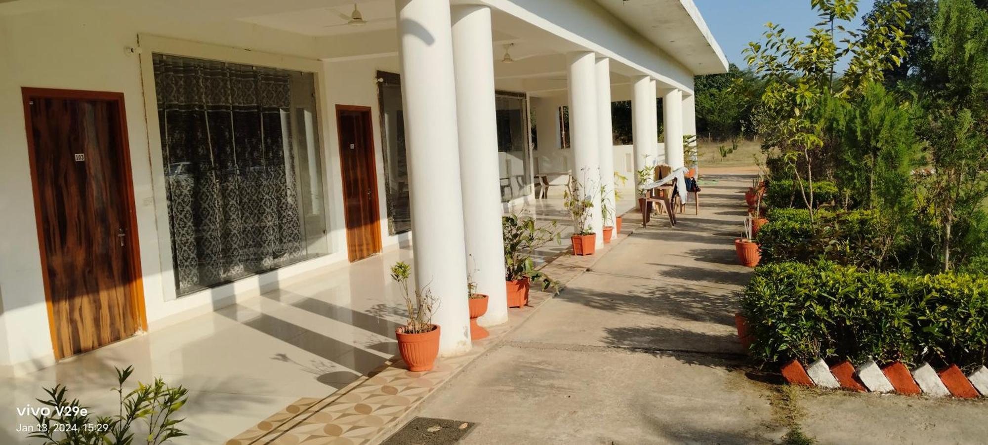 Hotel Radha Rani Mahal Khajuraho Bagian luar foto