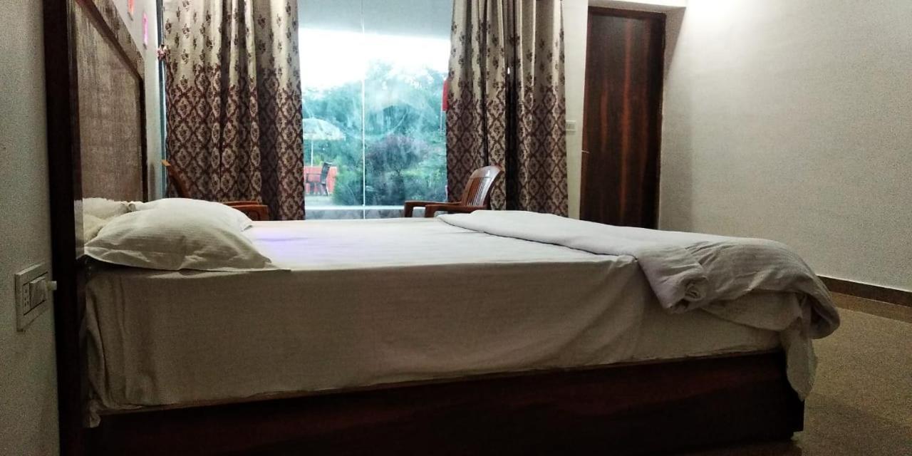 Hotel Radha Rani Mahal Khajuraho Bagian luar foto